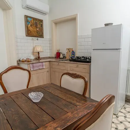 Bueyuek Apartment *